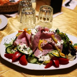 Salatteller Fritz im Gasthaus Fritz in Wieselburg . #salatteller #fritzwieselburg #wieselburg #braustadt #bezirkscheibbs #mostviertel #soschmecktniederösterreich #mostviertlerfoodblog #mostviertlerfoodlove...