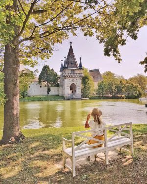 Schloss Laxenburg🏰💫 . Wenige Kilometer vor den Toren Wiens entfernt, liegt der Schlosspark Laxenburg. Es handelt sich...