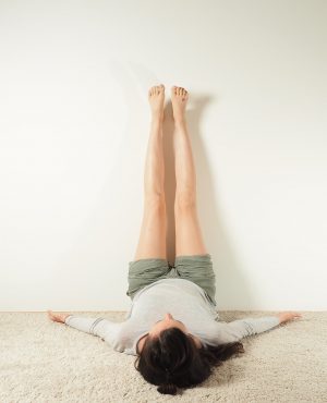 Nicht-Schlafen-Können kann manchmal ein wahrer Albtraum sein 🙈 Ein Gute-Nacht-Ritual mit entspannenden Yoga-Übungen und einer wärmenden Tasse...