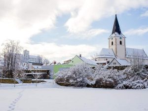 Unterwegs in der schneebedeckten Altstadt... ❄️ #Weitra #citywall #wintertime #wald4tel #altstadt #Kirche #Schloss #schlossweitra #castle #church #Winter...
