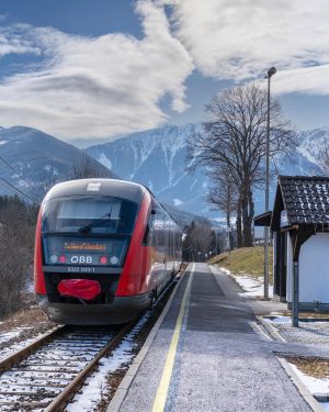 14/02/2021 Austria Niederösterreich Schneeberggebiet Ankunft mit dem R 98 aus Grünbach Schule am Bahnsteig Puchberg-Pfennigbach. Vom Bahnsteig...