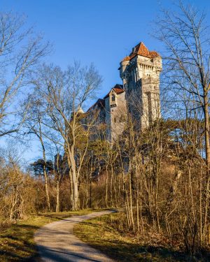 #märchenschloss #fairytalecastle #burgliechtenstein #liechtenstein #niederösterreich #loweraustria #exploringaustria #österreich #hiking #wanderung #wanderlust #wienerwald #frühling #spring #burg #castle #architektur...