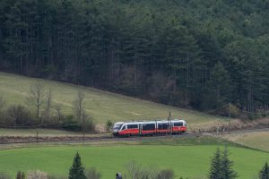 11/04/2021 Austria Niederösterreich Unterhöflein Bahnstrecke Wiener Neustadt Hbf-Puchberg am Schneeberg. Zu sehen ist ein stündlich verkehrender R...