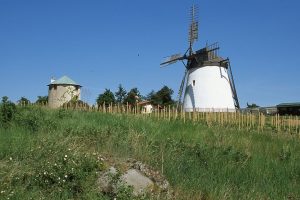Eine kulturell vielschichtige Stätte erhebt sich auf dem Kalvarienberg über der Stadt Retz in Niederösterreich. Die Windmühle...