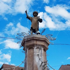 ☀️ . . #freising #brunnen #fountain #statue #bronze #bluesky #clouds #photography #niederösterreich #austria #waidhofenanderybbs Waidhofen an der...