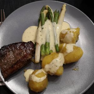 On today's menu #homecooking #rumpsteak #asparagus #rosmary #patatoes #chives #saucehollandaise #delicious #foodlover Lower Austria