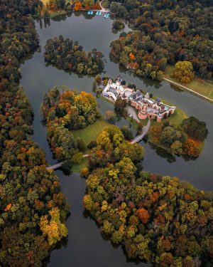 🤩Wenn der Herbst im Wienerwald Einzug hält🍂🍁 @simonisfunk 📸 #derwienerwald #wienerwald #franzensburg #schlossparklaxenburg Franzensburg