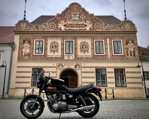 2022 Drosendorf 🇦🇹 The town hall from 1542 . #classicjapanesemotorcycles #classicjapbikes #japanesevintagemotorcycle #classicsuzuki ...