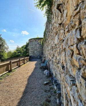 Eine Mauer mit viel Geschichte! Entdecke bei einem Spaziergang eine Zeitreise mit Ausblick ...