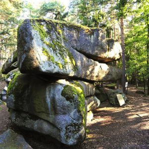 Sagenhafte Steinriesen und Wackelsteine, von der Natur geformte Naturdenkmäler wie der Christophorusstein, das Teufelsbett oder die Kobold-...