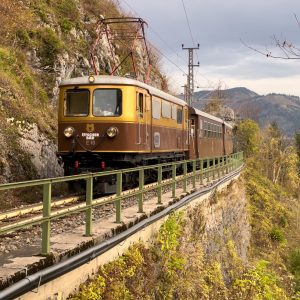 Im Abendlicht des 1.11.2022 rollt die E10 mit ihrem Zug entlang der Gösinger Berglehne, bevor die Mariazellerbahn-...