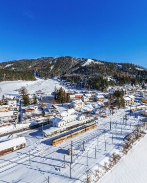 Schneeflöckchen, Goldröckchen ❄️ Der Anblick unserer goldenen Himmelstreppe im zauberhaft verschneiten Mariazell lässt unser Herz höher schlagen...