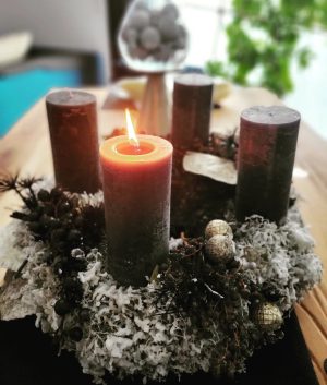 Advent Advent ein Lichtlein brennt... 🕯 #zuhause #daham #dahamisdaham #advent #adventskranz #Kranz #Weihnachten #vorfreude #weihnachtsvorfreude #hohoho🎅 #Familie...