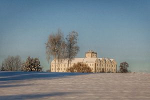 So märchenhaft verschneit zeigte sich Schloss Weitra noch vor zwei Wochen ...❄️🤍 Das Bild entstand bei eisigen...