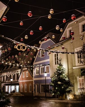 Mit viel Charme und ruhiger als sonst... ✨ ...schmeichelt die Einkaufsstadt Waidhofen/Ybbs mit der weihnachtlichen Dekoration. 🎄...