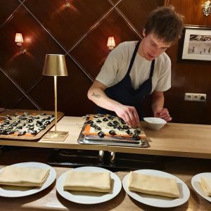 Toni Toivanen, einer der besten Köche Finnlands, seit Jahren Sous-Chef im NOMA in Kopenhagen, war vor Kurzem...