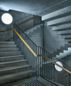 Up/Down - UpSideDown #stiegen #treppe #treppengeländer #aufundab #upsidedown #perspektive #museum #brutalism #onourway #architecture - Landesgalerie Niederösterreich
