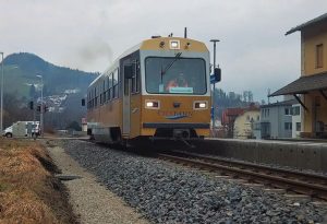 Die goldene Citybahn in Waidhofen. Hier fährt die NÖVOG VT09 durch den neuen, barrierefreien Bahnsteig Waidhofen/Y. Lokalbahn...