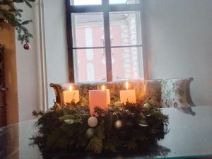 Advent, Advent 3 Lichtlein brennen… 🕯️🤩😍 auf unseren selbstgebundenen Adventkranz von unserer lieben ...