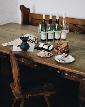 MINI MENU Nachmittagskarte mit Rohmilchkäse von Maitre Antony & Weinverkostung. #bründlmayer #heurigenhofbründlmayer #langenlois #niederösterreich - HEURIGENHOF BRÜNDLMAYER