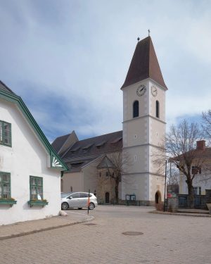 19/03/2023 Austria Niederösterreich Schneebergland Vorbei an der örtlichen spätgotischen Pfarrkirche in Puchberg geht’s weiter zum Bahnhof. Am...