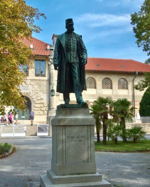 Römerstadt: das Museum. . . 1. Foto: Kaiser Franz Joseph Statue vor dem Museum 2. Foto: Mark...