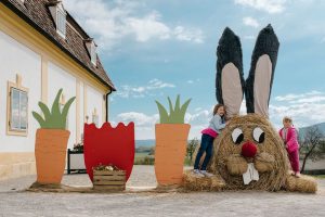 #Ostern und #Osterferien auf @schloss_hof 🐇 Oster- und Frühlingsmarkt Noch bis 16.4. findet ...