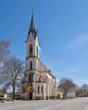 04/04/2023 Austria Niederösterreich Weinviertel Bezirk Mistelbach Siebenhirten Ein Blick auf die schöne neugotische Pfarrkirche in der Ortschaft....