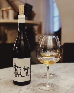 notes on wine: QVEVRI 2018 Rebsorte: Bio Grüner Veltliner Alkoholgehalt: 12% Von Hand gerebelte & mit Füßen...
