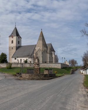 12/04/2023 Austria Niederösterreich Weinviertel Retzerland Zellerndorf Rundgang im Kirchenbereich, die folgenden Bilder zeigen die Katholische Pfarrkirche Hll....