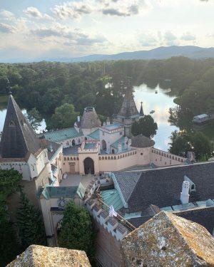 Der höchste Punkt im Schlosspark ist der hohe Turm der Franzensburg.🏰 Von Ihm sieht man an schönen...
