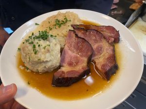 Heute im Café Restaurant Promenade Geselchtes mit Sauerkraut und Semmelknödel