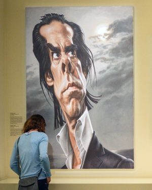 Stolze 180 cm! 🙀 Diese Höhe misst Sebastian Krügers Porträt von Nick Cave. Zu bestaunen gibt's das...