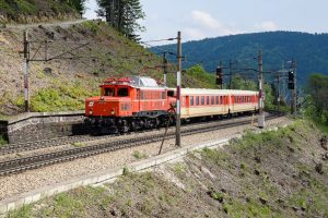 Die heutige Sonderfahrt der Eisenbahnfreunde Lienz von Wien nach Lienz mit der 1020.18 an verschiedenen Fotostellen der...