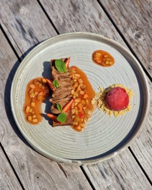 Bitterschokolade ❌ 2 Mousse & Brownie mit Erdbeer-Rhabarber Ragout & Himbeersorbet 🤤 #floesserei #flößerei #wachau #restaurantwachau #dürnstein...