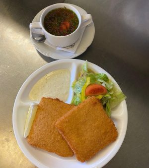 Heutiges Menüangebot: Gebackener Käse mit Salat & Sauce Tartare 🍴 - Krems an der Donau