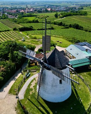 Windmühle Retz #retz #windmühle #dronephotoproject #drone #dronephotography #drohne #drohnen #drohnenfotografie #weinviertel #weinvierteltourismus #visitniederösterreich #love #windmill #windmills #windmill_village_holland...
