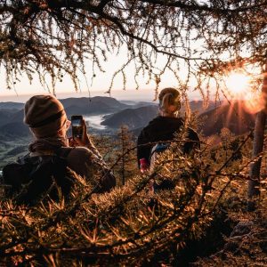 Sommerfrische über der Baumgrenze 🌄🥾⌚ Bei einer geführten Sonnenaufgangswanderung am #Schneeberg, auf der #Rax oder am #Semmering...