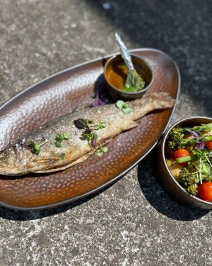 Fisch aus dem Holzofen mit Ofenerdäpfel, wildem Broccoli und gekräuterter Nussbutter 🤤 #floesserei ...